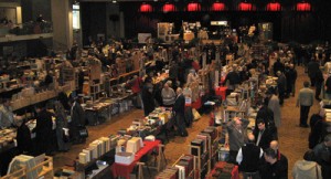 vue d'ensemble du salon, de nombreux stands le long de la coursive, que l'on apperçoit à gauche de l'image